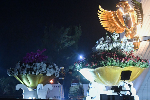 Presiden Prabowo Subianto (kanan) meletakkan karangan bunga dalam Ziarah Nasional dan Renungan Suci di Taman Makam Pahlawan (TMP), Kalibata, Jakarta, Minggu (17/8/2025) dini hari. Foto: Muhammad Adimaja/ANTARA FOTO