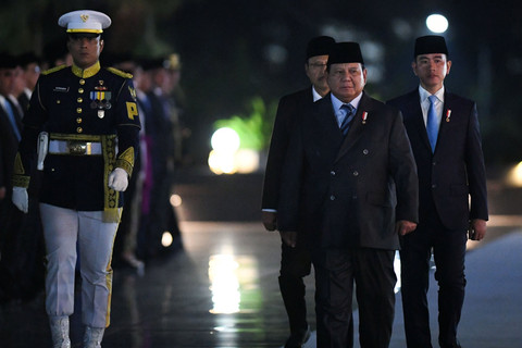Presiden Prabowo Subianto didampingi Wapres Gibran Rakabuming Raka dan Mensos Saifullah Yusuf  berjalan untuk memimpin Ziarah Nasional dan Renungan Suci di Taman Makam Pahlawan (TMP), Kalibata, Jakarta, Minggu (17/8/2025) dini hari. Foto: Muhammad Adimaja/ANTARA FOTO