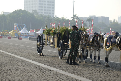 Kereta kencana yang akan membawa Bendera Pusaka dan Teks Proklamasi di Monas, Jakarta, Minggu (17/8/2025). Foto: Luthfi Humam/kumparan
