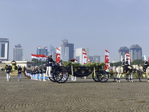 Prosesi kirab bendera pusaka dan naskah proklamasi di Monas, Jakarta, Minggu (17/8/2025). Foto: Luthfi Humam/kumparan