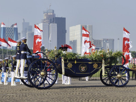Prosesi kirab bendera pusaka dan naskah proklamasi di Monas, Jakarta, Minggu (17/8/2025). Foto: Luthfi Humam/kumparan