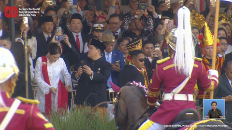 Menteri BUMN, Erick Thohir dalam prosesi kirab Bendera Pusaka tiba di Istana Merdeka, Jakarta, Minggu (17/8/2025). Foto: YouTube/ Sekretariat Presiden