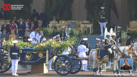 Prosesi kirab Bendera Pusaka tiba di Istana Merdeka, Jakarta, Minggu (17/8/2025). Foto: YouTube/ Sekretariat Presiden