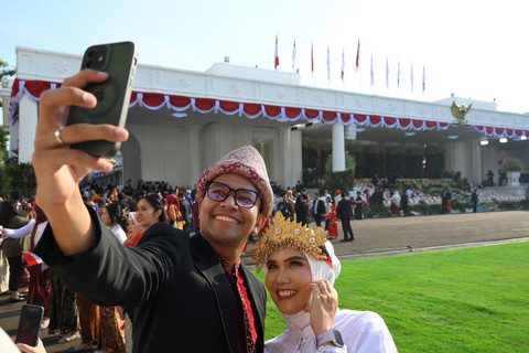 Warga melakukan swafoto saat menghadiri upacara peringatan HUT ke-80 RI di Istana Merdeka, Jakarta, Minggu (17/8/2025). Foto: Aditya Pradana Putra/ANTARA FOTO