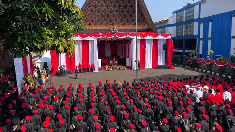 Presiden ke 5 RI sekaligus Ketua Umum PDIP Megawati Soekarnoputri menjadi inspektur upacara HUT ke-80 RI di Sekolah Partai Lenteng Agung, Jakarta Selatan, Minggu (17/8/2025). Foto: Haya Syahira/kumparan