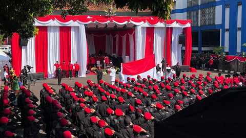 Presiden ke 5 RI sekaligus Ketua Umum PDIP Megawati Soekarnoputri menjadi inspektur upacara HUT ke-80 RI di Sekolah Partai Lenteng Agung, Jakarta Selatan, Minggu (17/8/2025). Foto: Haya Syahira/kumparan