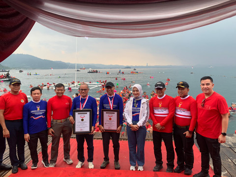 Upacara peringatan Hari Ulang Tahun ke-80 Republik Indonesia di atas permukaan laut Pantai Mutun, Kabupaten Pesawaran | Foto : Ist