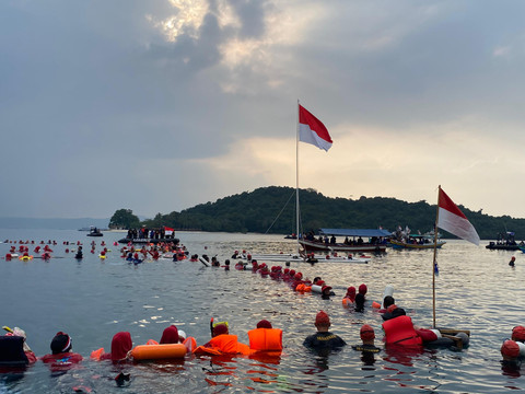 Upacara peringatan Hari Ulang Tahun ke-80 Republik Indonesia di atas permukaan laut Pantai Mutun, Kabupaten Pesawaran | Foto : Ist