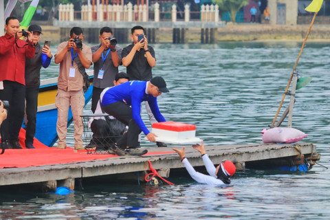Upacara peringatan Hari Ulang Tahun ke-80 Republik Indonesia di atas permukaan laut Pantai Mutun, Kabupaten Pesawaran | Foto : Ist