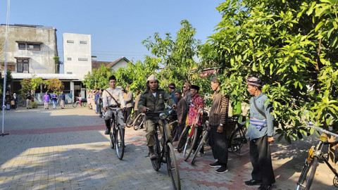 Para pecinta sepeda tua atau ontel di Yogyakarta menggelar upacara peringatan HUT ke-80 RI di Ndalem Yudhonegaran, Kota Yogyakarta, Minggu (17/8/2025). Foto: Arfiansyah Panji Purnandaru/kumparan