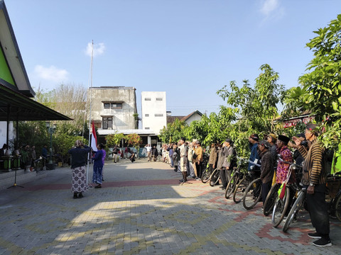 Para pecinta sepeda tua atau ontel di Yogyakarta menggelar upacara peringatan HUT ke-80 RI di Ndalem Yudhonegaran, Kota Yogyakarta, Minggu (17/8/2025). Foto: Arfiansyah Panji Purnandaru/kumparan