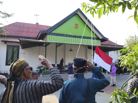 Para pecinta sepeda tua atau ontel di Yogyakarta menggelar upacara peringatan HUT ke-80 RI di Ndalem Yudhonegaran, Kota Yogyakarta, Minggu (17/8/2025). Foto: Arfiansyah Panji Purnandaru/kumparan