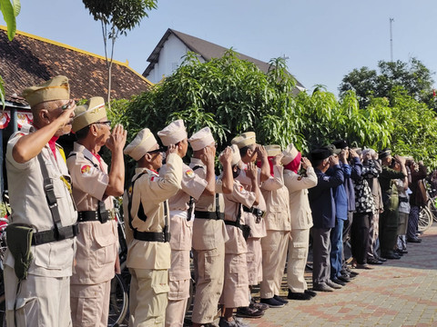 Para pecinta sepeda tua atau ontel di Yogyakarta menggelar upacara peringatan HUT ke-80 RI di Ndalem Yudhonegaran, Kota Yogyakarta, Minggu (17/8/2025). Foto: Arfiansyah Panji Purnandaru/kumparan