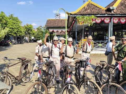 Para pecinta sepeda tua atau ontel di Yogyakarta menggelar upacara peringatan HUT ke-80 RI di Ndalem Yudhonegaran, Kota Yogyakarta, Minggu (17/8/2025). Foto: Arfiansyah Panji Purnandaru/kumparan