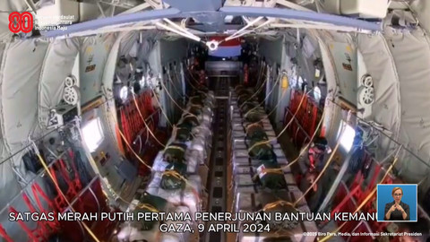 Video pesawat yang mengirimkan bantuan dari Indonesia untuk warga Palestina di Gaza ditampilkan sebelum upacara peringatan HUT ke-80 RI di Istana Merdeka, Jakarta, Minggu (17/8/2025).  Foto: YouTube/ Sekretariat Presiden