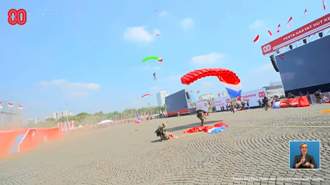 Atraksi terjun payung meriahkan upacara peringatan HUT ke-80 RI di Monas, Jakarta, Minggu (17/8/2025). Foto: Yo...                    </div>

                    <div class=