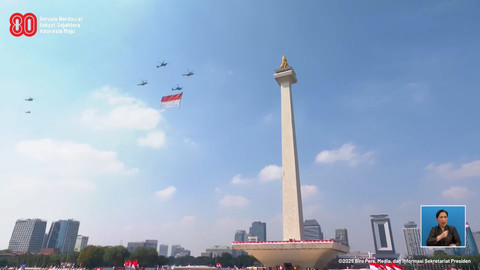 Helikopter yang membawa bendera Merah Putih terbang saat peringatan HUT ke-80 RI di Istana Merdeka, Jakarta, Minggu (17/8).  Foto: YouTube/ Sekretariat Presiden