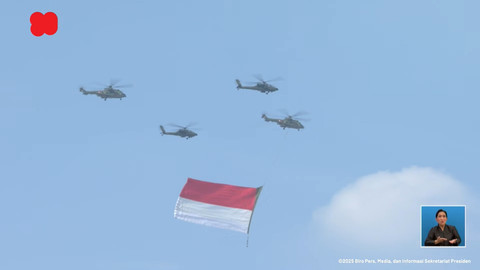 Helikopter yang membawa bendera Merah Putih terbang saat peringatan HUT ke-80 RI di Istana Merdeka, Jakarta, Minggu (17/8).  Foto: YouTube/ Sekretariat Presiden