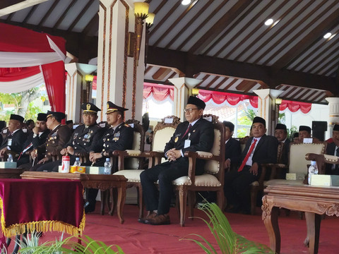 Wakil Bupati Pati Risma Ardhi Chandra (berkacamata) dalam acara peringatan HUT RI ke 80 di Pendapa Kabupaten Pati, Minggu (17/8/2025). Foto: Intan Alliva Khansa/kumparan