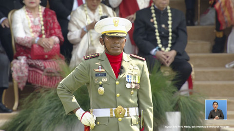 Kolonel Inf Amril Hairuman Tehupelasury menjadi Komandan upacara peringatan HUT ke-80 RI di Istana Merdeka, Jakarta, Minggu (17/8/2025). Foto: YouTube/ Sekretariat Presiden