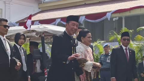 Presiden RI ke-7 Joko Widodo bersama istri tiba di Istana Merdeka, Jakarta, Minggu (17/8/2025). Foto: Zamachsyari/kumparan