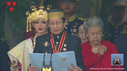 Menteri Agama RI, Nasaruddin Umar membacakan doa dalam upacara peringatan HUT ke-80 RI di Istana Merdeka, Jakarta, Minggu (17/8/2025). Foto: YouTube/ Sekretariat Presiden