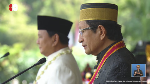 Menteri Agama RI, Nasaruddin Umar membacakan doa dalam upacara peringatan HUT ke-80 RI di Istana Merdeka, Jakarta, Minggu (17/8/2025). Foto: YouTube/ Sekretariat Presiden