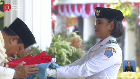 Presiden RI Prabowo Subianto menyerahkan bendera merah putih kepada Paskibraka saat upacara peringatan HUT ke-80 RI di Istana Merdeka, Jakarta, Minggu (17/8/2025). Foto: YouTube/ Sekretariat Presiden