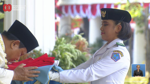 Presiden RI Prabowo Subianto menyerahkan bendera merah putih kepada Paskibraka saat upacara peringatan HUT ke-80 RI di Istana Merdeka, Jakarta, Minggu (17/8/2025). Foto: YouTube/ Sekretariat Presiden