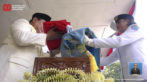 Presiden RI Prabowo Subianto menyerahkan bendera merah putih kepada Paskibraka saat upacara peringatan HUT ke-80 RI di Istana Merdeka, Jakarta, Minggu (17/8/2025). Foto: YouTube/ Sekretariat Presiden