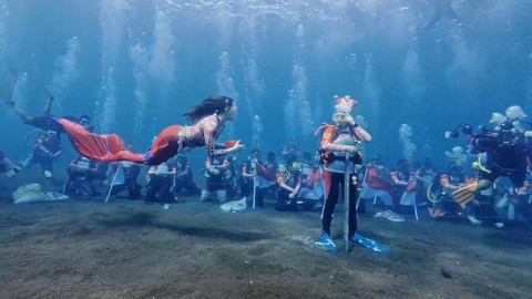 Ketua WASI Tri Tito Karnavian pimpin upacara bawah laut. Foto: Kemendagri RI