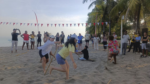 Antusiasme turis asing ikuti  lomba agustusan di Pantai Kuta, Bali, Minggu (17/8/2025). Foto: Denita BR Matondang/kumparan