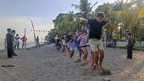 Antusiasme turis asing ikuti  lomba agustusan di Pantai Kuta, Bali, Minggu (17/8/2025). Foto: Denita BR Matondang/kumparan