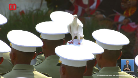 Merpati hinggap di kepala peserta upacara peringatan HUT ke-80 RI di Istana Merdeka, Jakarta, Minggu (17/8/2025). Foto: YouTube/ Sekretariat Presiden