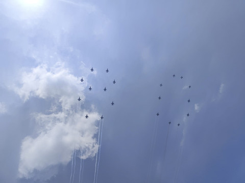 Formasi 80 dari pesawat F16 di HUT ke-80 RI, Minggu (17/8/2025). Foto: Luthfi Humam/kumparan