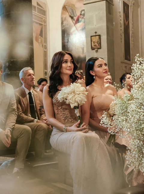Luna Maya tampil dengan gaun benuansa coklat yang anggun. Foto: Instagram @lunamaya