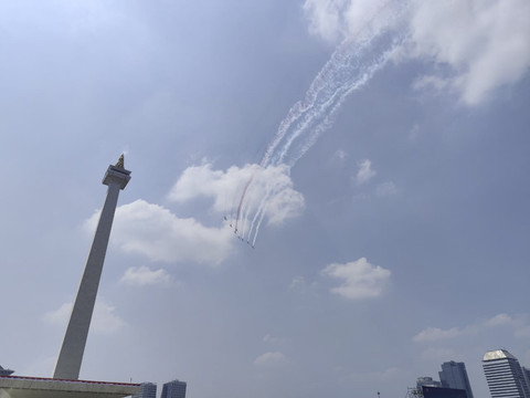 Suasana formasi pesawat F16, T50i Golden Eagle, dan Hawk saat upacara peringatan HUT ke-80 RI di Jakarta, Minggu (17/8/2025). Foto: Luthfi Humam/kumparan