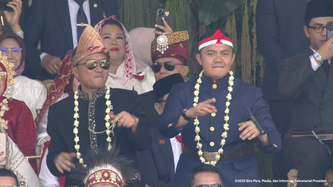 Menteri Sekretaris Negara Republik Indonesia, Prasetyo Hadi bersama Sekretaris Kabinet Republik Indonesia, Teddy Indra Wijaya saat upacara peringatan HUT ke-80 RI di Istana Merdeka, Jakarta, Minggu (17/8/2025). Foto: YouTube/ Sekre...                    </div>

                    <div class=