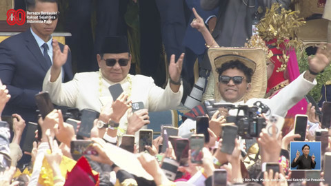 Presiden RI Prabowo Subianto ikut bergoyang saat hiburan dalam upacara peringatan HUT ke-80 RI di Istana Merdeka, Jakarta, Minggu (17/8/2025). Foto: YouTube/ Sekretariat Presiden