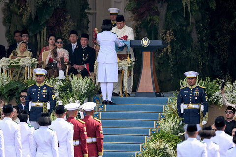 Presiden Prabowo Subianto menyerahkan duplikat Bendera Pusaka Merah Putih kepada Paskibraka pembawa baki Bianca Alessia Christabella untuk dikibarkan dalam upacara peringatan HUT ke-80 RI di Istana Merdeka, Jakarta, Minggu (17/8/2025). Foto: Galih Pradipta/ANTARA FOTO