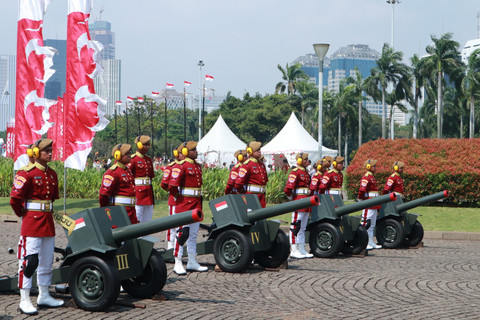Personel TNI mendentumkan meriam saat Peringatan HUT ke-80 RI di halaman Monas, Jakarta, Minggu (17/8/2025). Foto: Febria Adha Larasati/kumparan