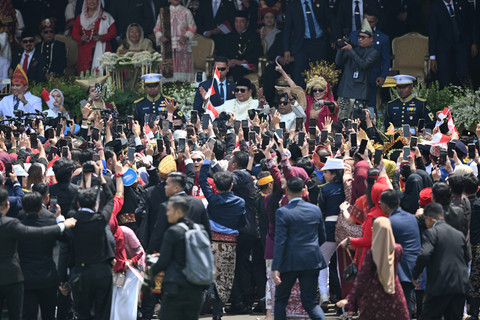 Presiden Prabowo (tengah) bersama tamu undangan menyaksikan hiburan sesuai upacara peringatan HUT ke-80 RI di Istana Merdeka, Jakarta, Minggu (17/8/2025). Foto: Galih Pradipta/ANTARA FOTO