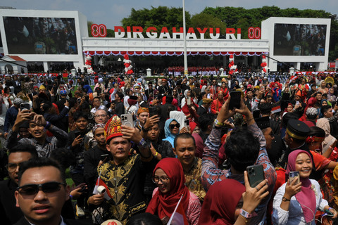 Sejumlah warga berjoged seusai upacara peringatan HUT ke-80 RI di Istana Merdeka, Jakarta, Minggu (17/8/2025). Foto: Aditya Pradana Putra/ANTARA FOTO