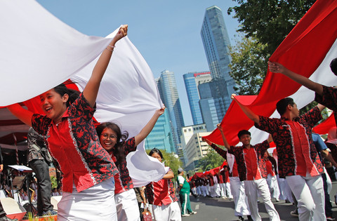 Ribuan siswa-siswi SMAN dan SMKN saat membawa bendera sepanjang 14.905 meter di jalan Gubernur Suryo Surabaya, Minggu (17/8/2025).FOTO:DIPTA WAHYU/BASRA