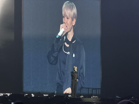 Penampilan Baekhyun EXO saat menggelar konser Reverie yang digelar di ICE BSD, Sabtu (16/8/2025). Foto: Kartika Pamujiningtyas/kumparan
