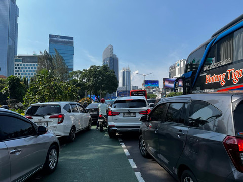 Sejumlah kendaraan terjebak kemacetan di jalan Sudirman-Thamrin, Jakarta Pusat, Minggu (17/8/2025). Foto: Rayyan Farhansyah/kumparan