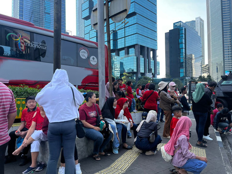 Sejumlah warga mulai berkumpul untuk mengikuti rangkaian HUT ke-80 RI di kawasan Bundaran HI, Jakarta, Minggu (17/8/2025). Foto: Rayyan Farhansyah/kumparan