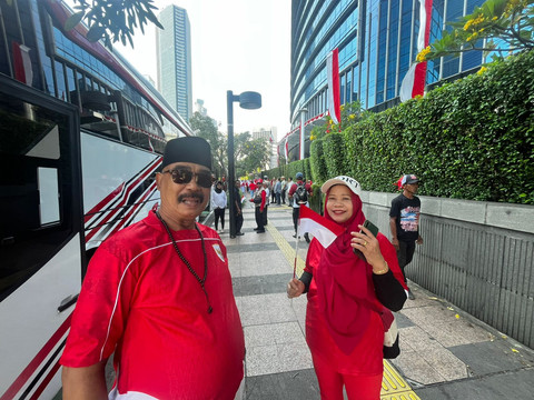 Sejumlah warga mulai berkumpul untuk mengikuti rangkaian HUT ke-80 RI di kawasan Bundaran HI, Jakarta, Minggu (17/8/2025). Foto: Rayyan Farhansyah/kumparan