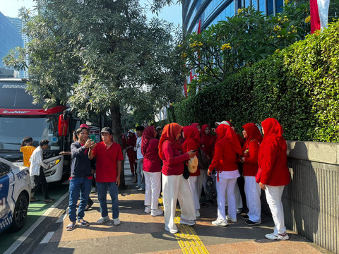 Sejumlah warga mulai berkumpul untuk mengikuti rangkaian HUT ke-80 RI di kawasan Bundaran HI, Jakarta, Minggu (17/8/2025). Foto: Rayyan Farhansyah/kumparan