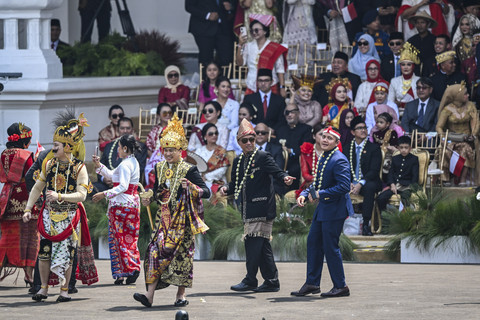 Menteri Sekretaris Negara Prasetyo Hadi (kedua kanan) bersama Seskab Teddy Indra Wijaya  (kanan) berjoget usai Upacara Peringatan Detik-Detik Proklamasi Kemerdekaan ke-80 Republik Indonesia di Istana Merdeka, Jakarta, Minggu (17/8/2025). Foto: Galih Pradipta/ANTARA FOTO